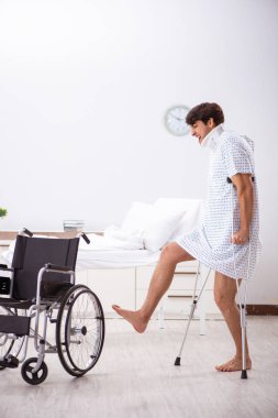 Yakışıklı delikanlı hastanede tekerlekli sandalyede 