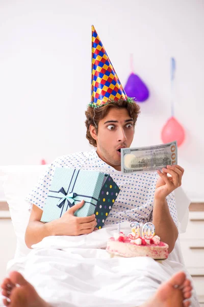 Junger Mann feiert Geburtstag im Krankenhaus — Stockfoto