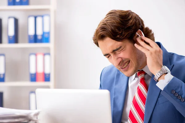 Neslyšící zaměstnance pomocí sluchadla v kanceláři — Stock fotografie