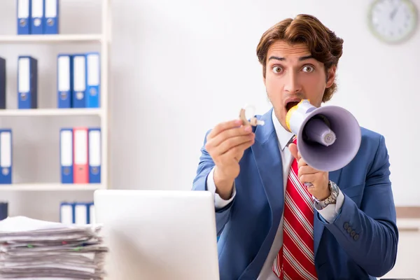 Funcionário surdo usando aparelho auditivo no escritório — Fotografia de Stock