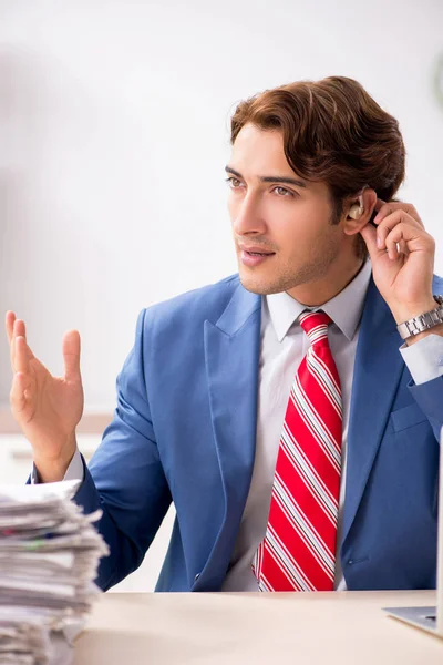 Gehörloser Mitarbeiter mit Hörgerät im Büro — Stockfoto