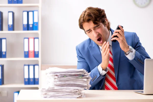 Empleado sordo usando audífono en la oficina —  Fotos de Stock