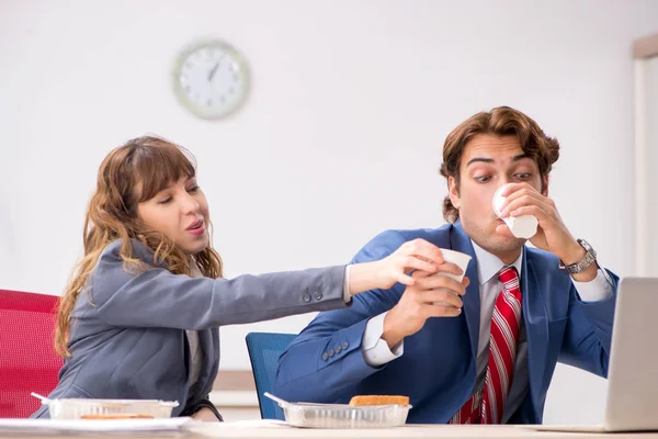 職場で昼食を食べている 2 人の同僚を破る — ストック写真