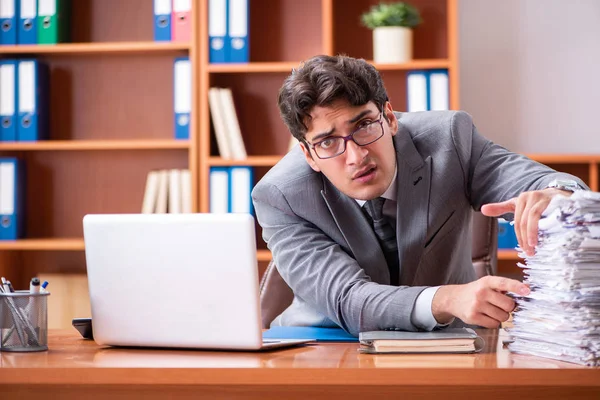 Jovem empresário bonito infeliz com trabalho excessivo — Fotografia de Stock