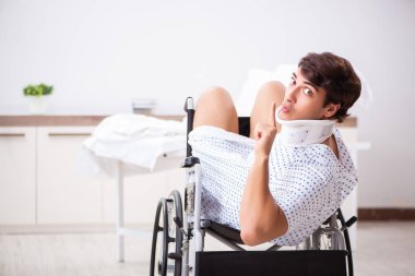 Yakışıklı delikanlı hastanede tekerlekli sandalyede 