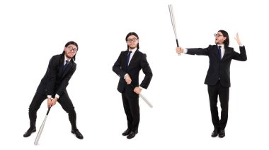 Beyaz izole yarasa tutarak siyah elbiseli genç zarif adam