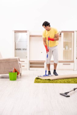 Ev işi yapan genç yakışıklı erkek 