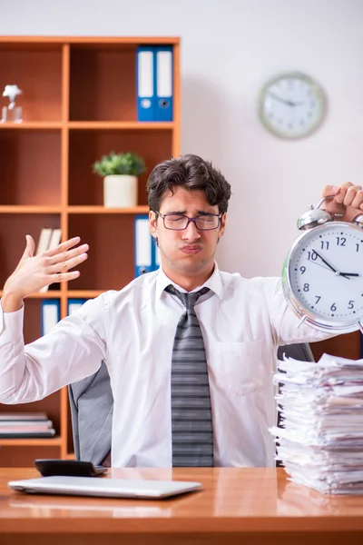 Jovem empresário bonito infeliz com trabalho excessivo — Fotografia de Stock