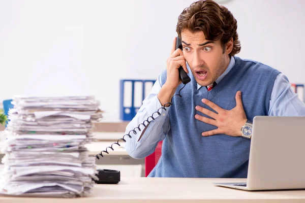 Jovem Bonito Empregado Infeliz Com Excesso Trabalho — Fotografia de Stock