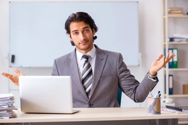 Jeune homme d'affaires beau employé dans le bureau — Photo