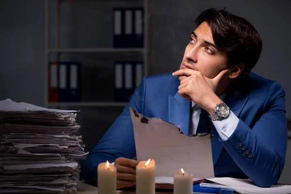 Businessman burning the evidence late in office — Stock Photo, Image