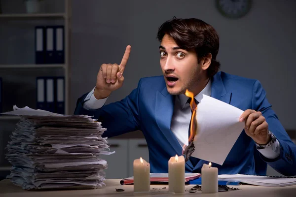 Zakenman branden het bewijs laat in office — Stockfoto