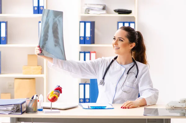 Jonge vrouwelijke arts radioloog zitten bij de kliniek — Stockfoto