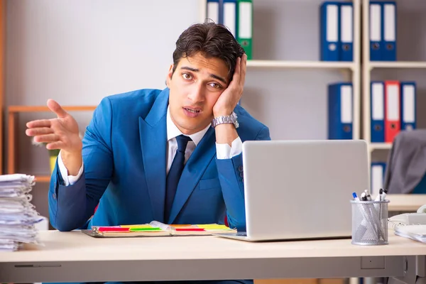 Jeune homme d'affaires beau qui travaille dans le bureau — Photo