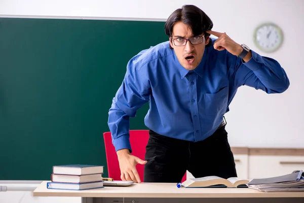 Junge männliche Lehrer vor Kreidetafel — Stockfoto