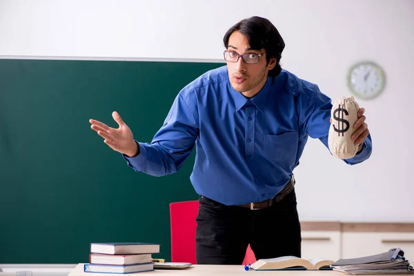 Jovem professor na frente do quadro — Fotografia de Stock