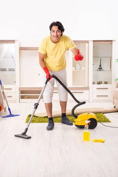 Jovem homem bonito fazendo tarefas domésticas — Fotografia de Stock