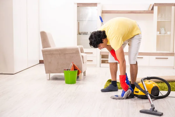Mladý pohledný muž dělat domácí práce — Stock fotografie