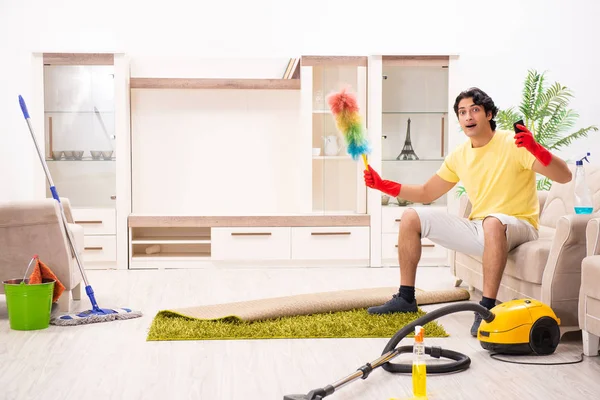 Joven hombre guapo haciendo tareas domésticas —  Fotos de Stock