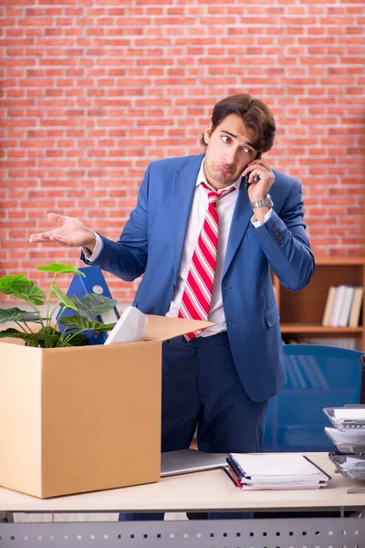 Jugendlicher wird aus seiner Arbeit entlassen — Stockfoto