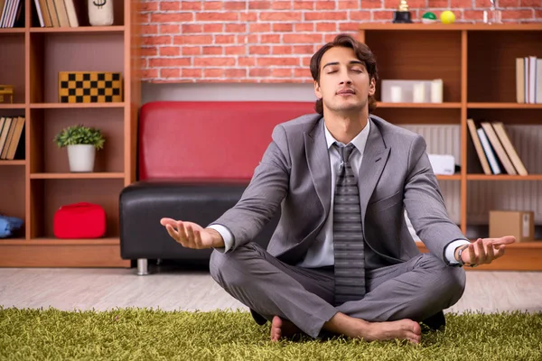 Junge hübsche Angestellte macht Yoga im Büro — Stockfoto