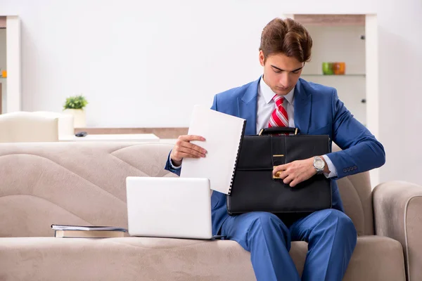 Jonge zakenman die thuis op de bank zit — Stockfoto