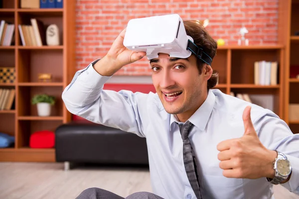 Ung anställd med virtuella glasögon under paus i office — Stockfoto
