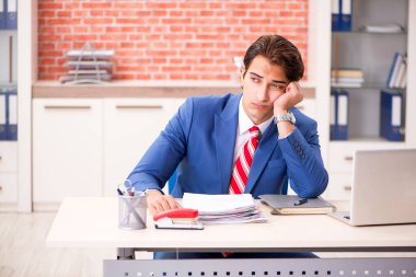 Ofiste çalışan yakışıklı bir genç. 