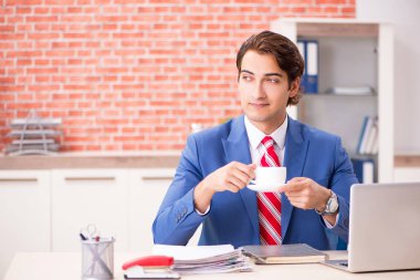 Ofiste çalışan yakışıklı bir genç. 
