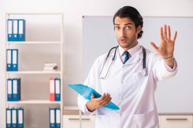 Genç doktor beyaz tahtanın önünde. 