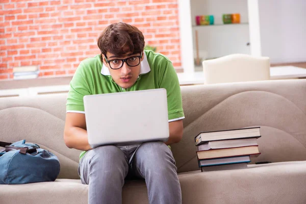 Giovane studente che si prepara per gli esami a casa — Foto Stock