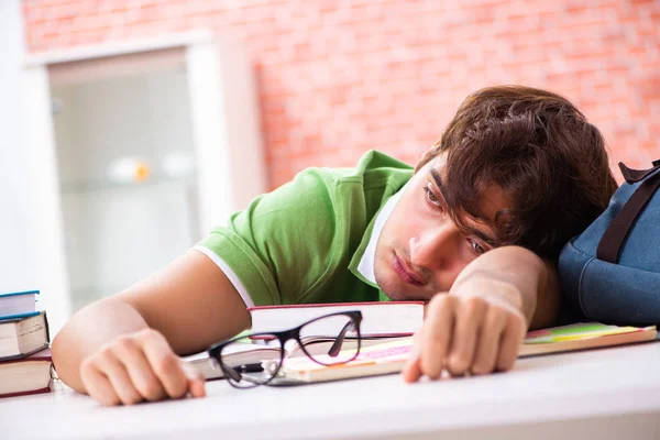 Jovem estudante se preparando para exames em casa — Fotografia de Stock