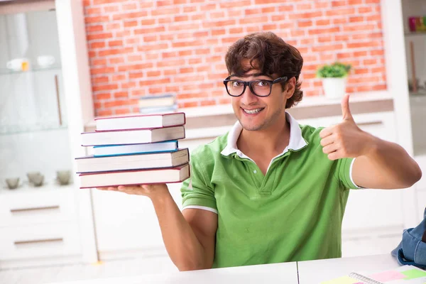 Jovem estudante se preparando para exames em casa — Fotografia de Stock