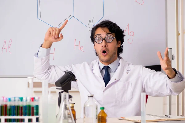 ホワイト ボードの前に面白い化学者若い — ストック写真