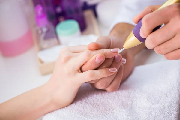 Mains pendant la séance de soins de manucure — Photo