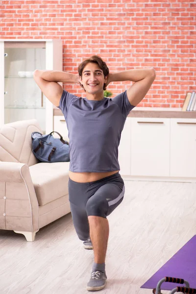 Fiatal jóképű férfi sport gyakorolja otthon — Stock Fotó
