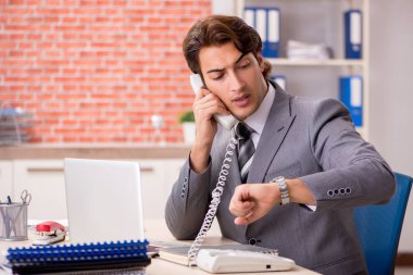 Ofiste çalışan genç bir işadamı.