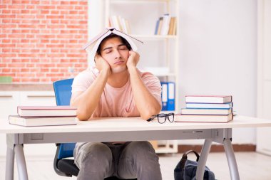 Üniversite sınavlarına hazırlanan genç bir öğrenci.