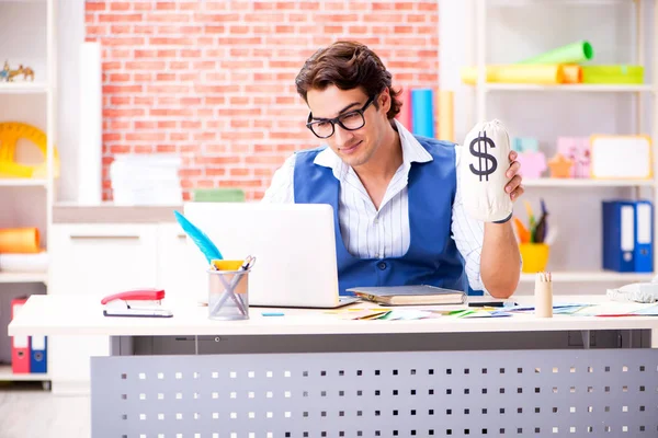 Joven diseñador freelancer trabajando en un nuevo proyecto —  Fotos de Stock