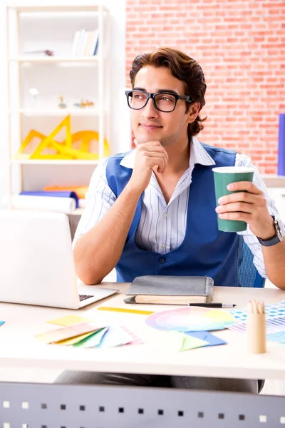 Joven diseñador freelancer trabajando en un nuevo proyecto —  Fotos de Stock