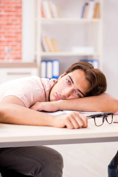 Jovem estudante se preparando para exames universitários — Fotografia de Stock