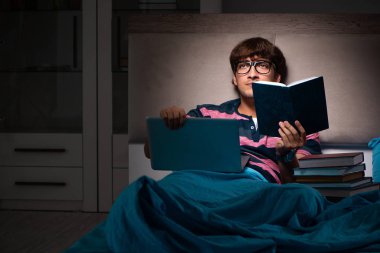 Gece evde sınavlara hazırlanan genç bir öğrenci. 