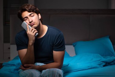 Gece yatakta TV izleyen adamım