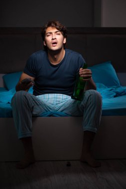 Stres altında yatakta içme adam