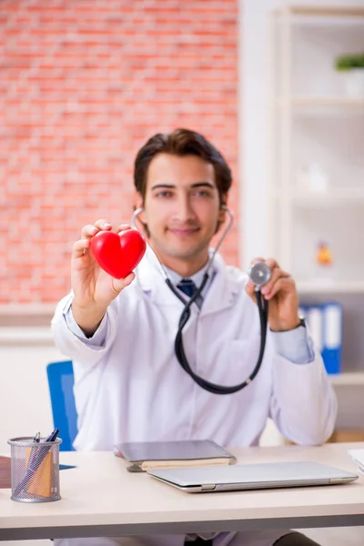 Young doctor working in hospital — Stock Photo, Image