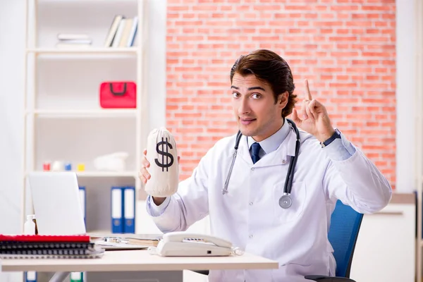 Hastanede çalışan genç bir doktor.