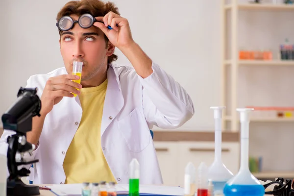 Funny crazy chemist doing experiments and tests — Stock Photo, Image