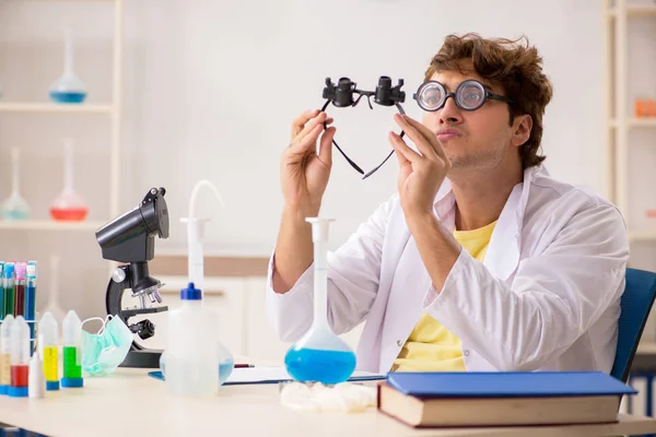 Grappige gekke chemicus doet experimenten en tests — Stockfoto