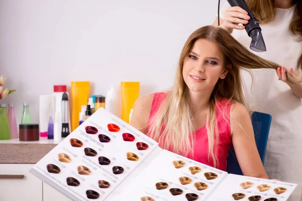 Cliente sceglie il colore per i suoi capelli — Foto Stock