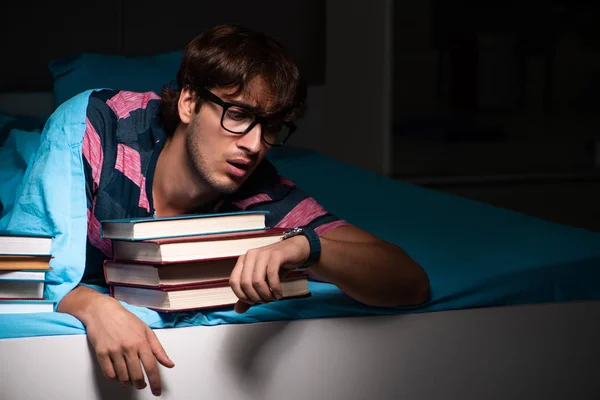 Jovem estudante se preparando para exames à noite em casa — Fotografia de Stock